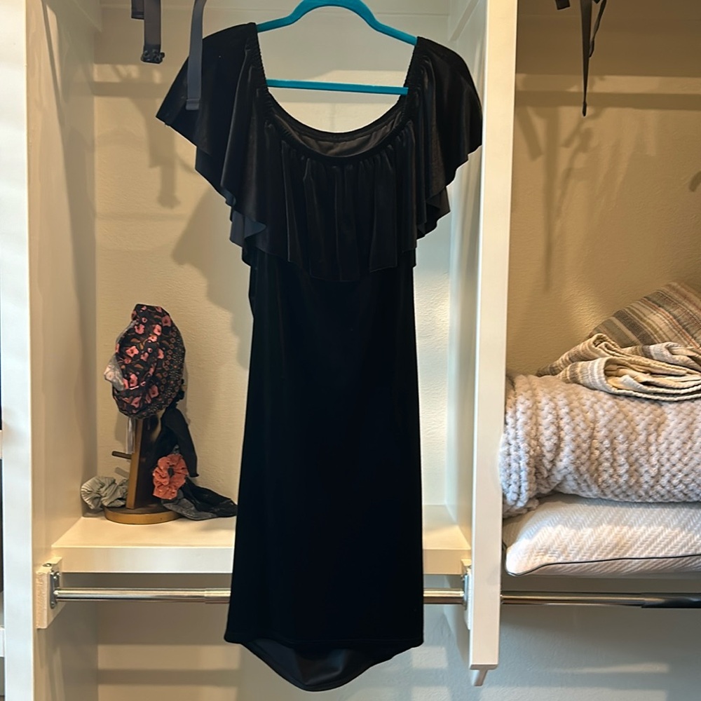 Black velvet fitted maternity dress.